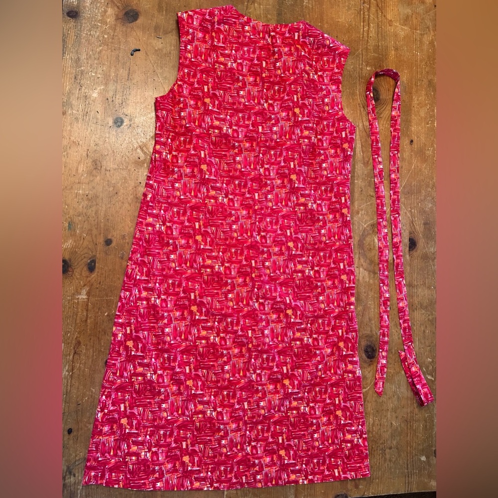 1960s vintage MCM patterned red shift dress w/ belt. Classic 60s look.